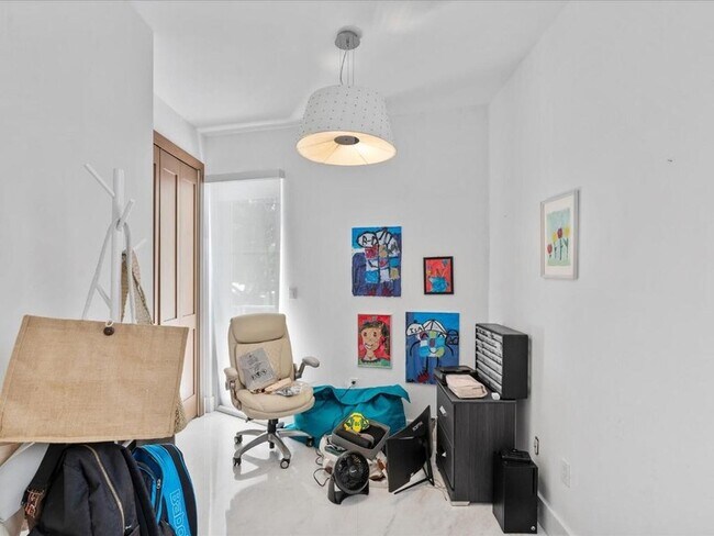 Building Photo - 3917 S Le Jeune Rd