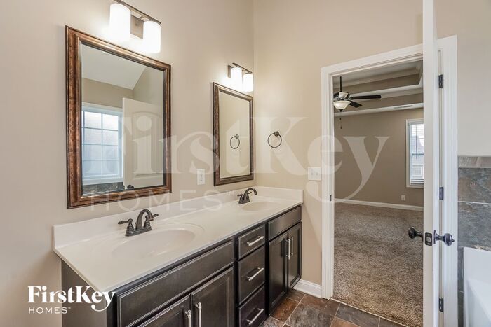 Building Photo - 3765 Windhaven Dr