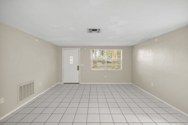 Building Photo - Beautiful 3bdrm/2bath home with attached garage and large yard $1,595.00 ** Ready Now** MOVE IN B...