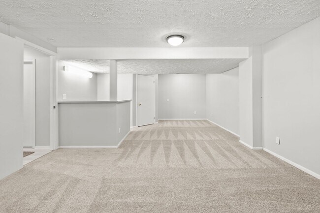 Building Photo - Stylish 3-Bed, 2-Bath Renovated Home with Granite Counters, 2-Car Garage & Large Fenced Yard in O...