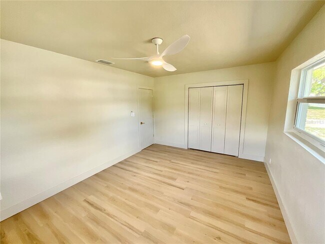 Building Photo - 644 Manor Dr W