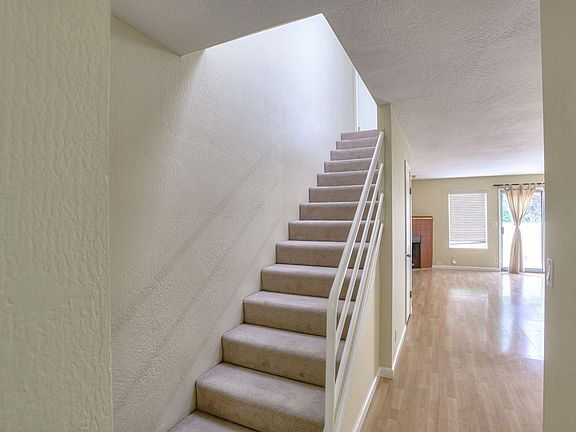 Building Photo - "Charming 2-Bed, 2-Bath Menlo Park Retreat...