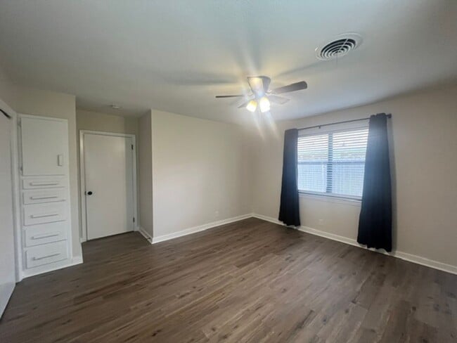Building Photo - 375 Sherwood Forest Blvd