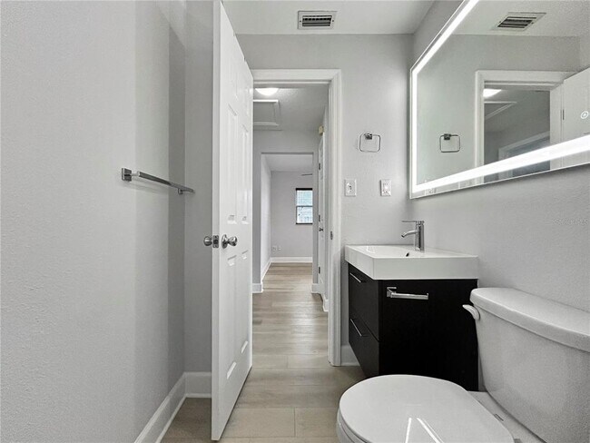 Building Photo - 2404 N Ramona Cir