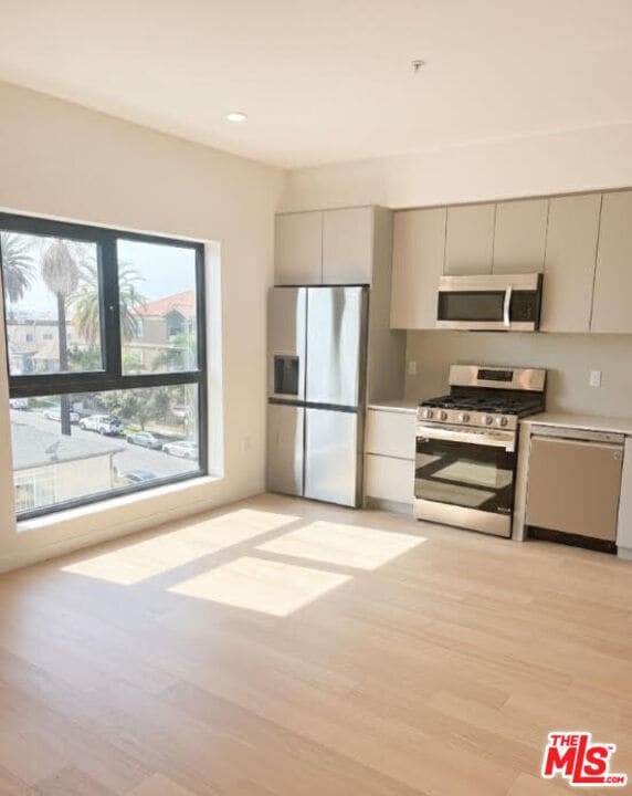 Building Photo - 904 S New Hampshire Ave