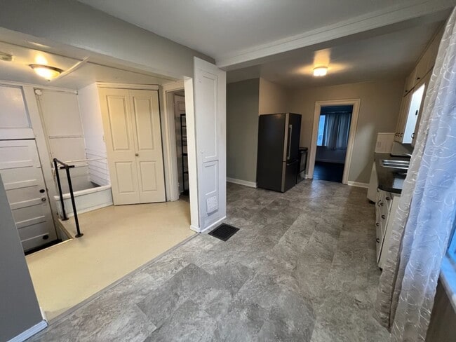 Building Photo - Spacious 3+ bed/2 bath home! Large fenced yard, garage, shed, w/d, a/c, d/w & more!