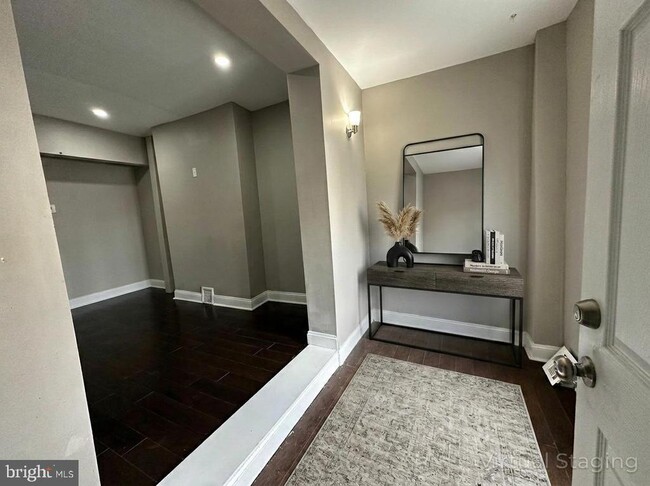 Building Photo - 6142 Larchwood Ave