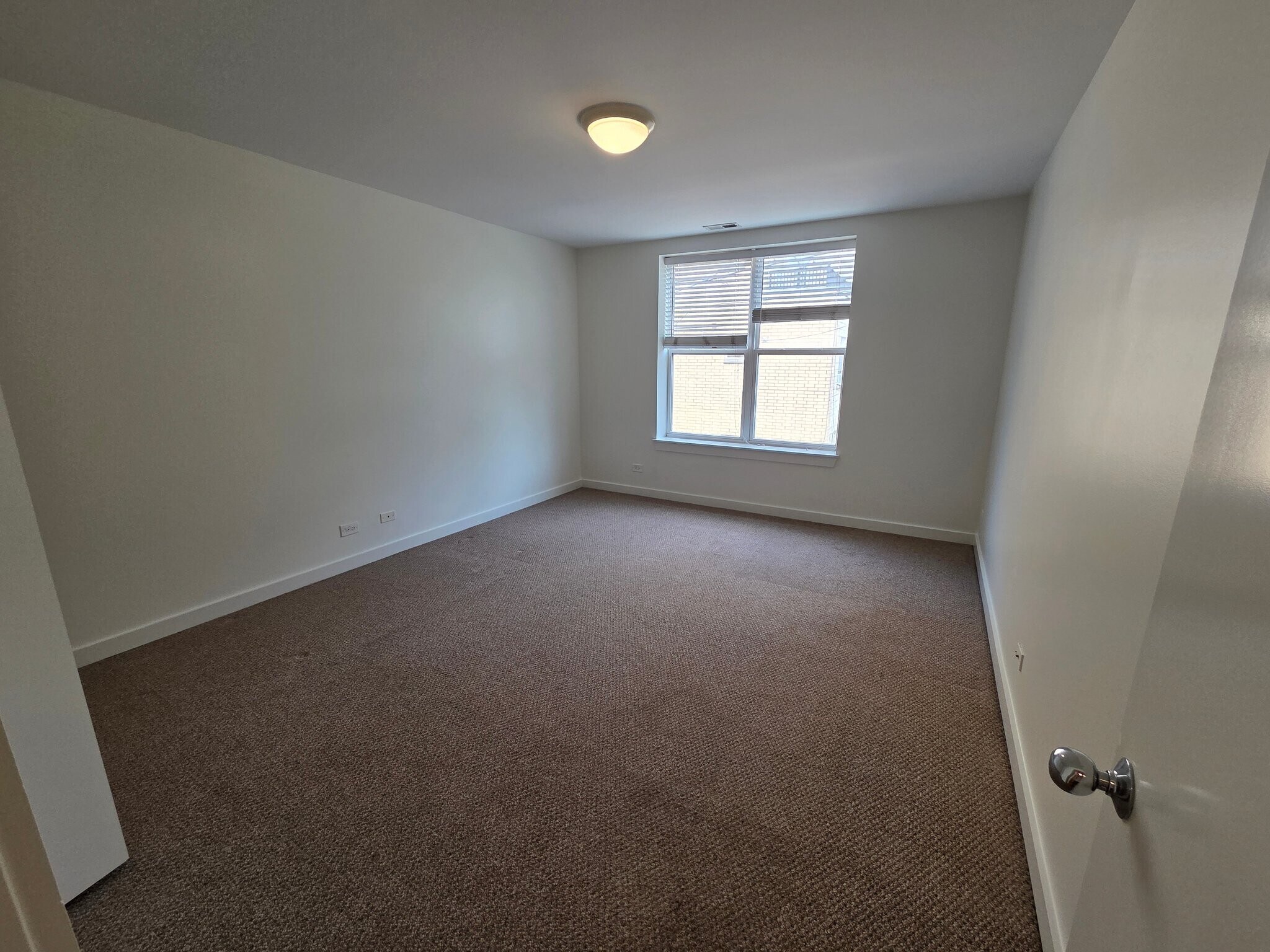 Building Photo - 2220 W Maypole Ave