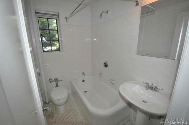 Building Photo - 155 Garth Rd