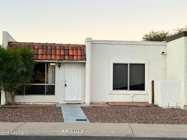 Building Photo - 2306 W Fremont Dr