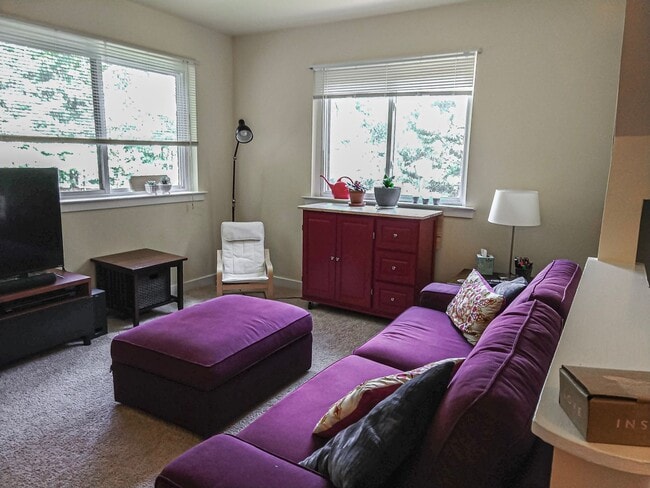 Building Photo - Spacious 4 Bedroom 3.5 Bathroom End Unit T...