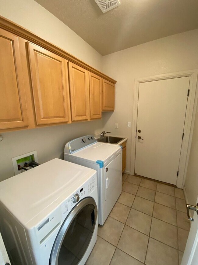 Building Photo - Beautiful 4 bedroom 3.75 bath in gated com...