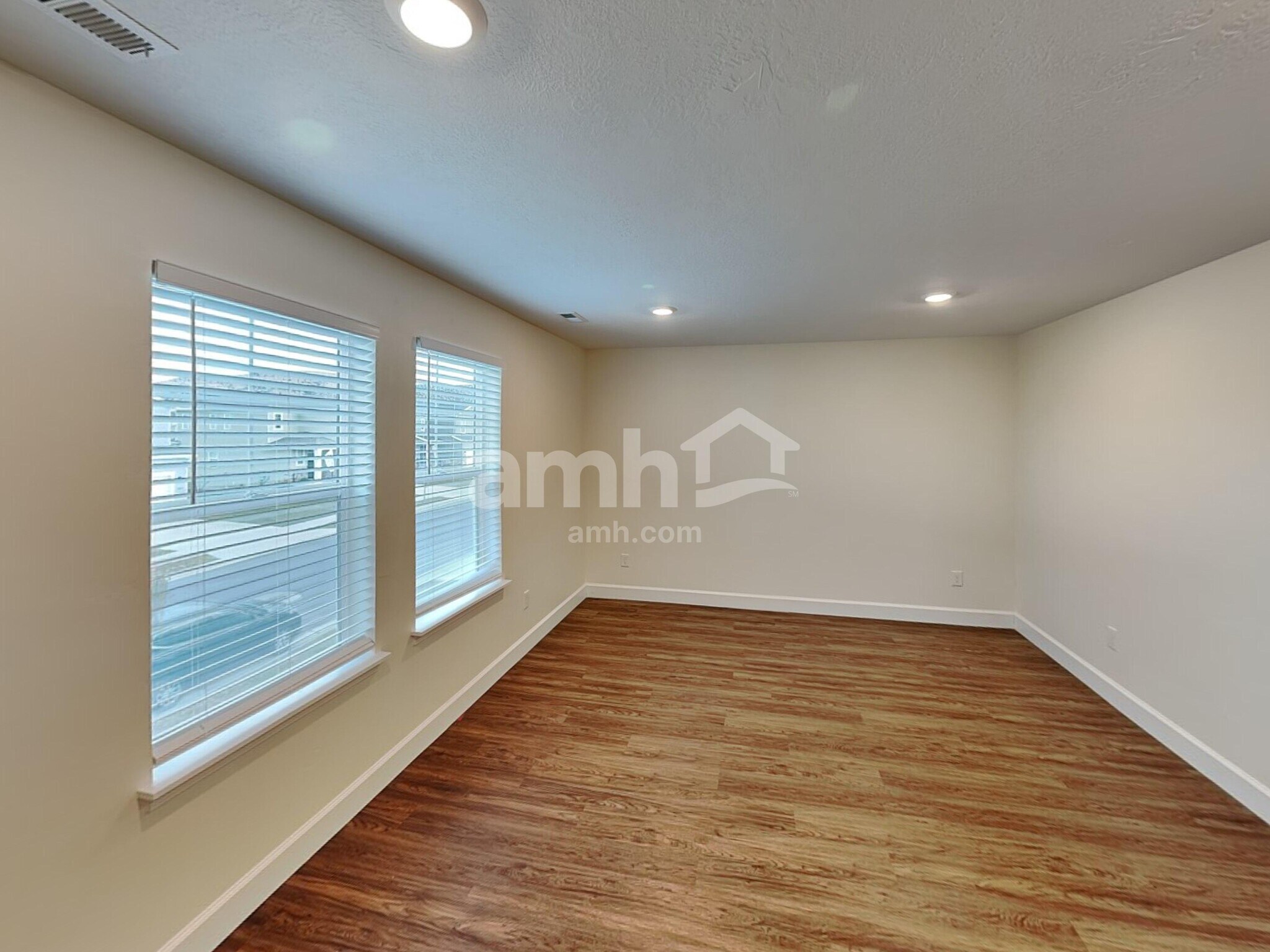 Building Photo - 2402 E Tumbleweed Rd