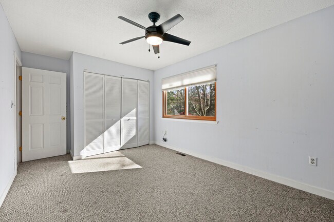 Building Photo - 27 Farmington Chase Crescent