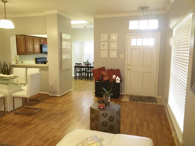 Building Photo - 1111 Peachford Ln