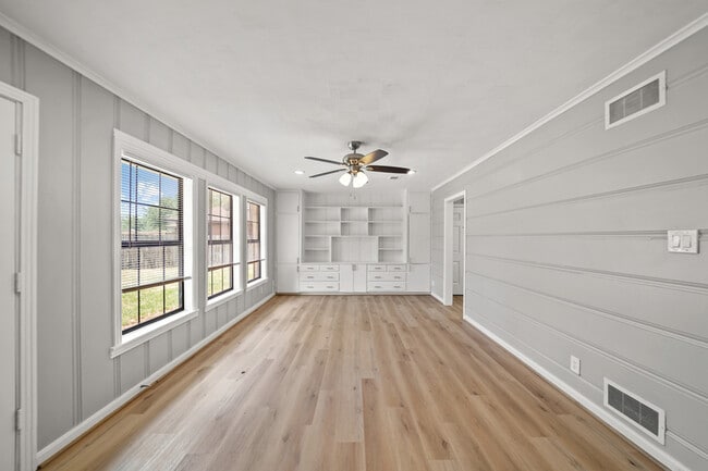 Building Photo - 721 20th Ave N