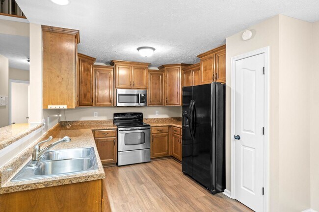 Building Photo - Pet Friendly Three Bedroom with Bonus!