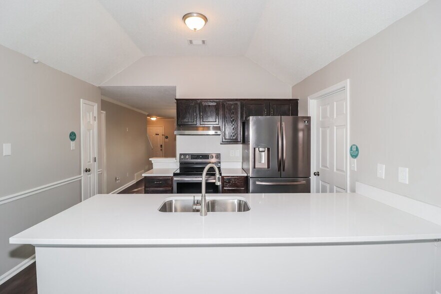 Building Photo - 15 Oaklake Cove
