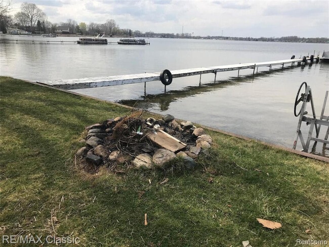 Building Photo - 381 E Shore Dr