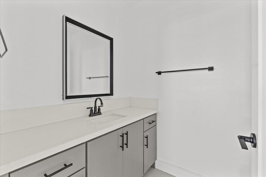 Building Photo - 860 N Hudson Ave