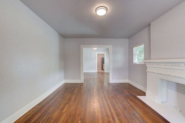 Building Photo - Charming Craftsman 3/1 Home Next To TU!