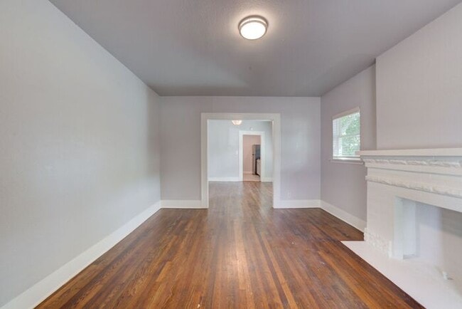 Building Photo - Renovated 1920’s Craftsman – 3 Bed Near TU...