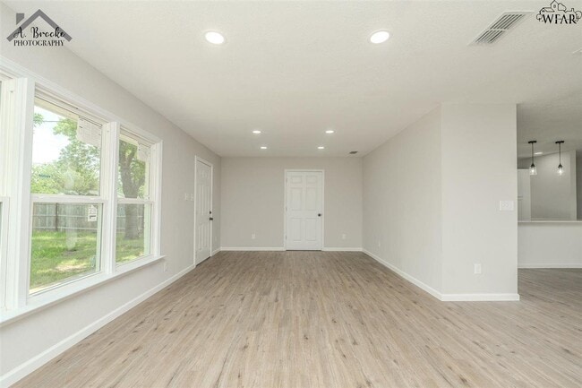 Building Photo - 1612 Christine Rd