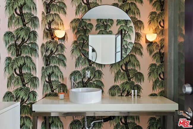 Building Photo - 8435 Franklin Ave