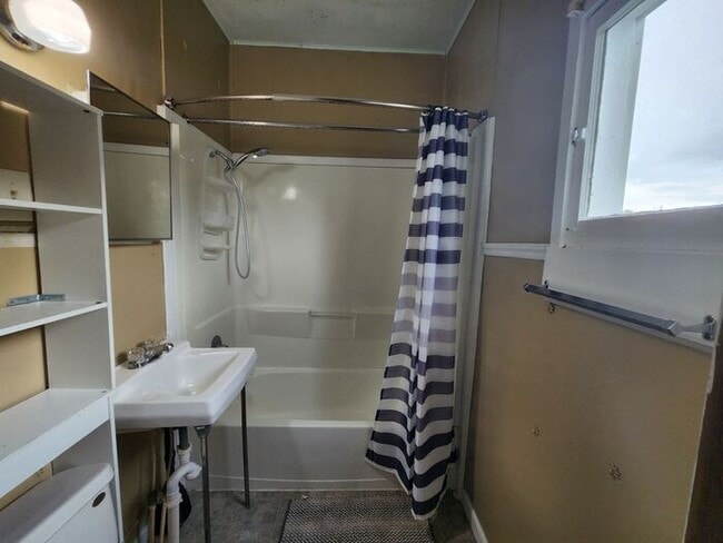 Building Photo - 2 Bedroom House in Clinton, In