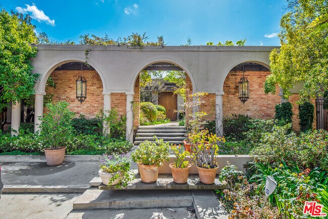 Primary Photo - 1018 Summit Dr