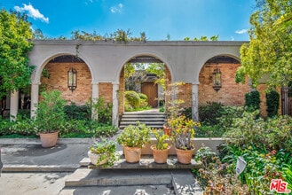 Building Photo - 1018 Summit Dr