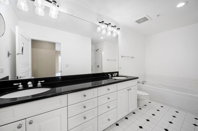 Building Photo - LUX 2BD, 2BA Condo with Views of Denver Co...