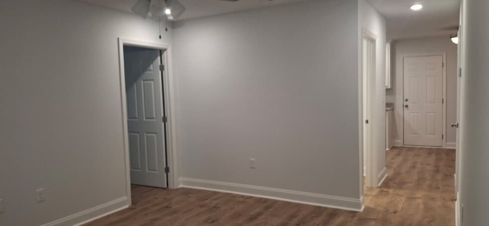 Building Photo - 403 W Lawson St
