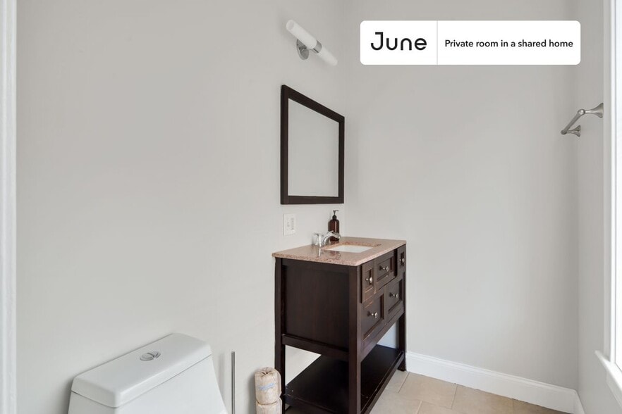 Building Photo - Room in Shared 5 bed/2.5 bath home in Roxbury