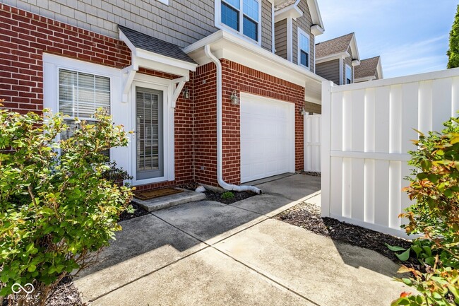 Building Photo - 15542 Clearbrook St