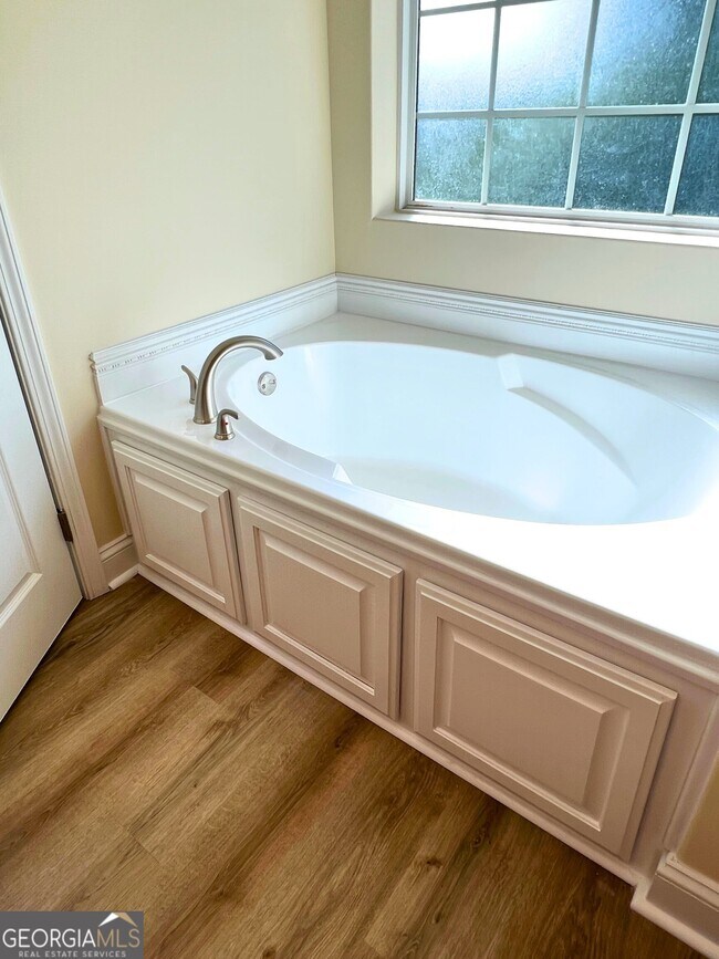 Building Photo - 822 Davis Ave