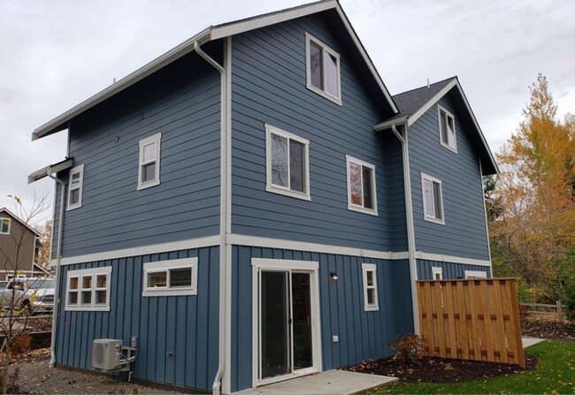 Building Photo - 2805-2807 Undine Street