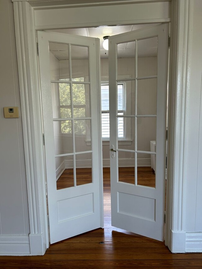 Building Photo - 1 Bedroom, 1 Bathroom with Den on Union St...