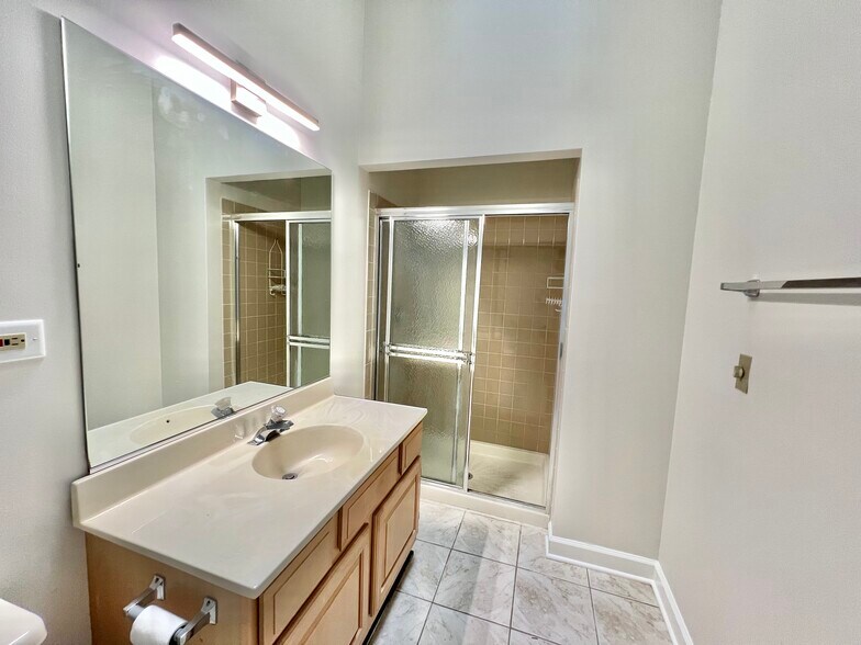 Building Photo - 1232 S Parkside Dr