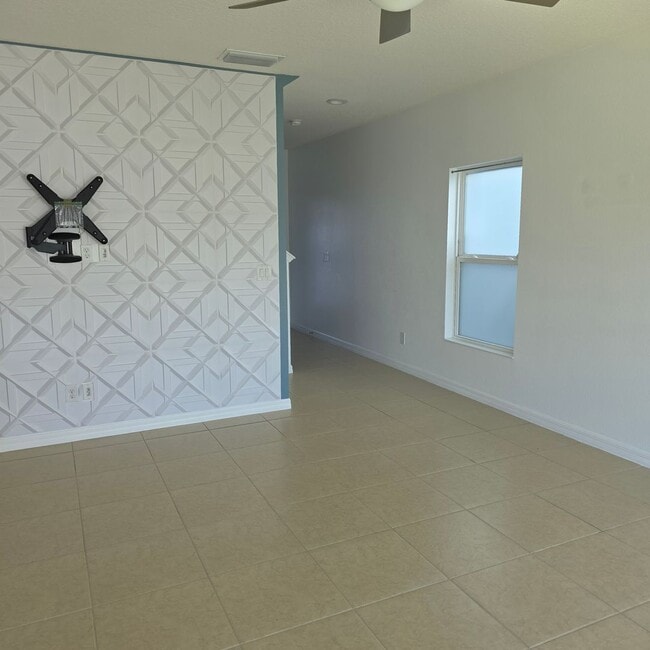 Building Photo - 4 Bedrooms, 2.5 Bathrooms Singe family home