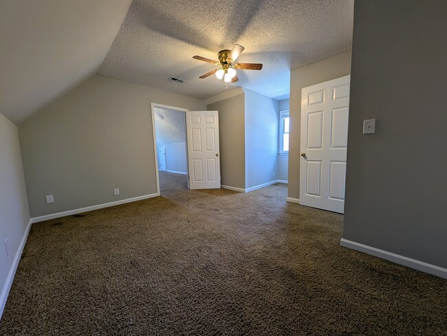Building Photo - 124 Green Vale Dr