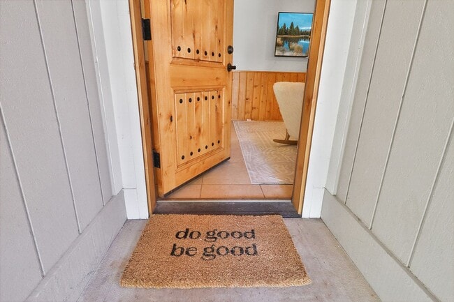 Building Photo - Charming 3 Bed Mountain Retreat | Wood Beams, Fireplace & Deck