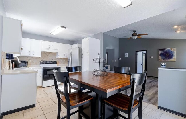 Building Photo - 3 bedroom, 2 bath home: The Highlands!