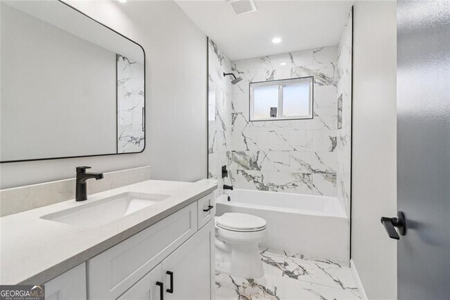 Building Photo - 2219 Lisa Dr SE