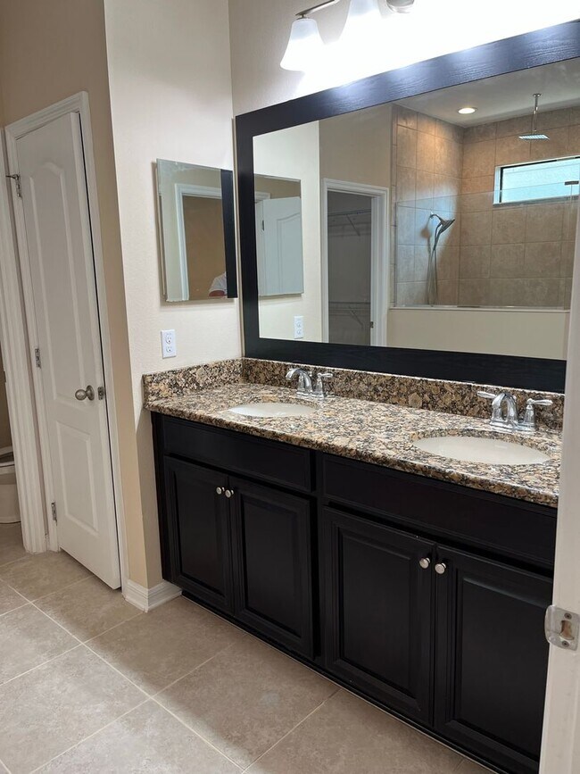 Building Photo - Five Bedroom with Water View in Avalon Park