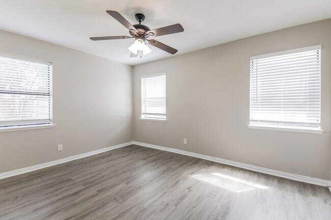 Building Photo - 3 BR/2BA | Updated Single Family Home |  Large backyard