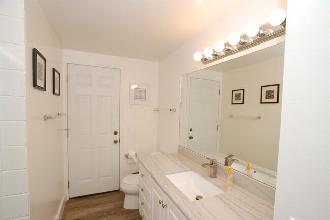 Building Photo - 9 month winter lease on Balboa Peninsula! No yearly leases