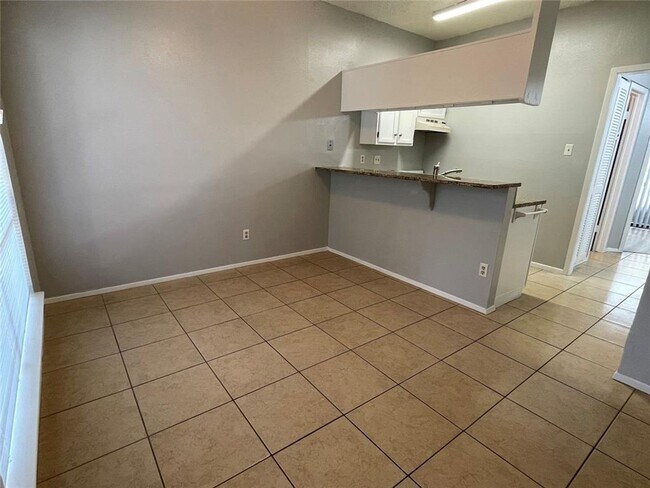Building Photo - Fully upgraded 2bed 2bath unit