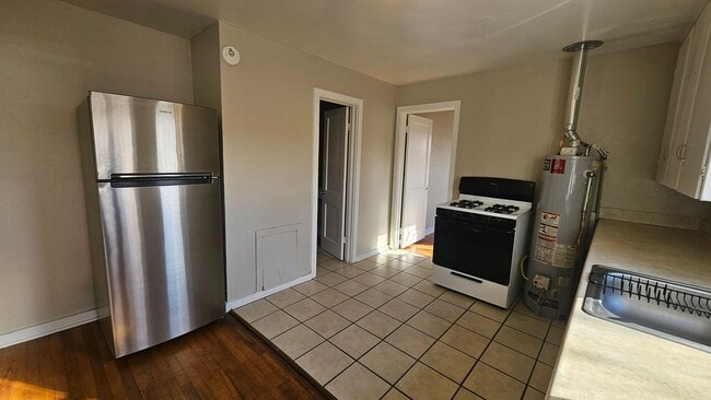 Building Photo - 1 bed with yard! Condo near UNM!