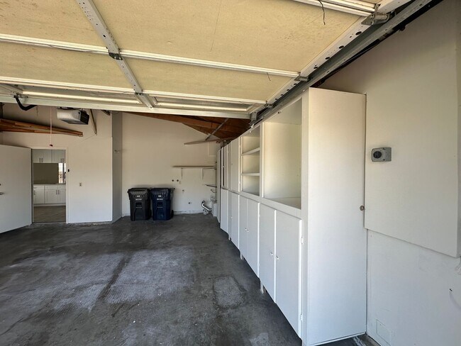 Building Photo - 2 bedroom home with wonderful location A MILE FROM THE BEACH